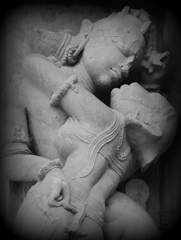 Khajuraho couple kissing