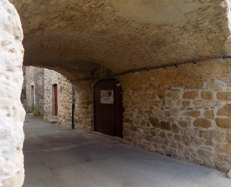 L'entrée de la salle de massage, dans une ancienne cave